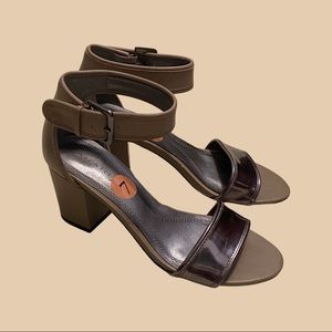 TAHARI shoes mid heel Sz. 7 grey new